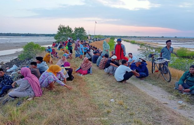 Foto: (dok.) Penolakan warga terhadap reklamasi pantai gersik putih 