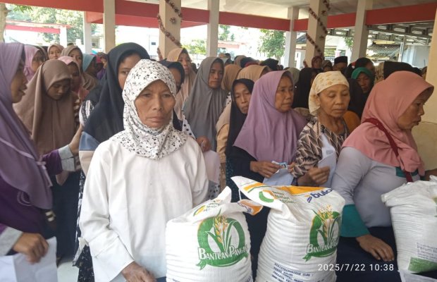 Foto: Masyarakat Desa Plalangan menerima bantuan beras Bulog 