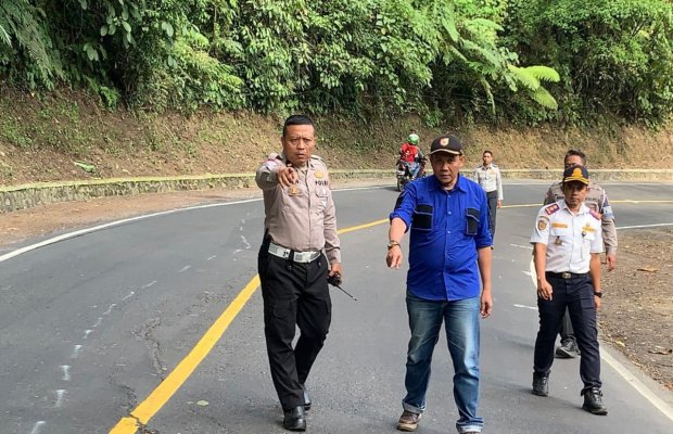 Foto: Pejabat terkait kroscek jalan penghubung Jember-Banyuwangi