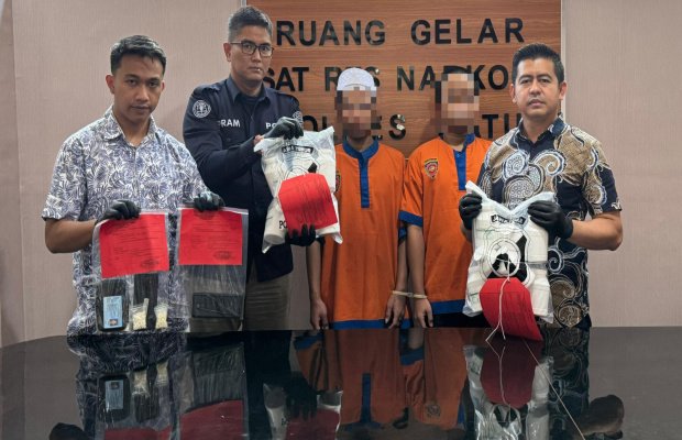 Foto: Saat menunjukan Barang Balukti