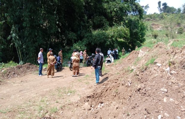 Foto: Dinas Terkait saat sidak ke lokasi pengurukan sungai curah di Abdul Gani Atas.
