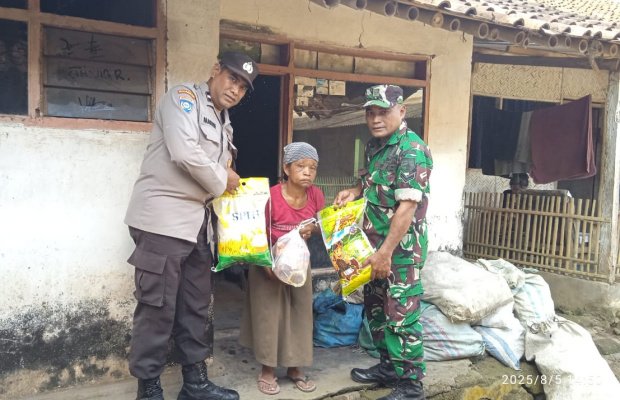 Foto: Babinsa dan Bhabinkamtibmas Pakusari bantu nenek Sumiati 