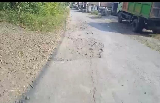 Foto: jalan penghubung desa dan kecamatan sumbersari sepanjang 1 kilo lebih rusak parah.