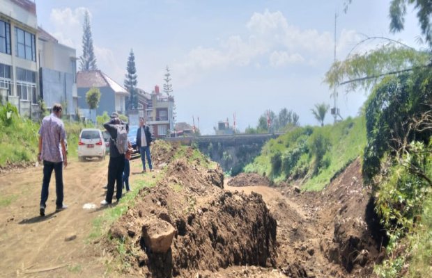 Foto: Sungai Curah Banteng di Desa Pesanggrahan, Kota Batu yang diduga diuruk.