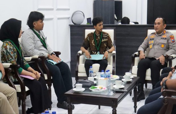 Foto: Kapolres Lumajang menyambut mahasiswa tergolong dalam HMI Lumajang