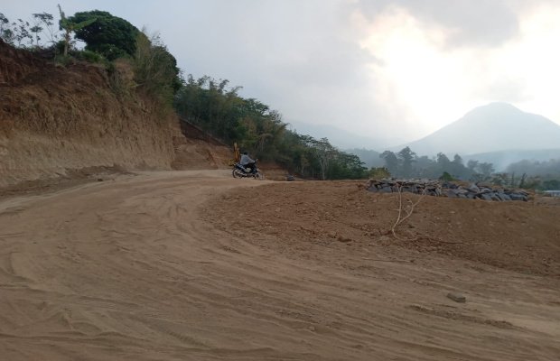 Foto: Diduga tebing dikeruk untuk perumahan