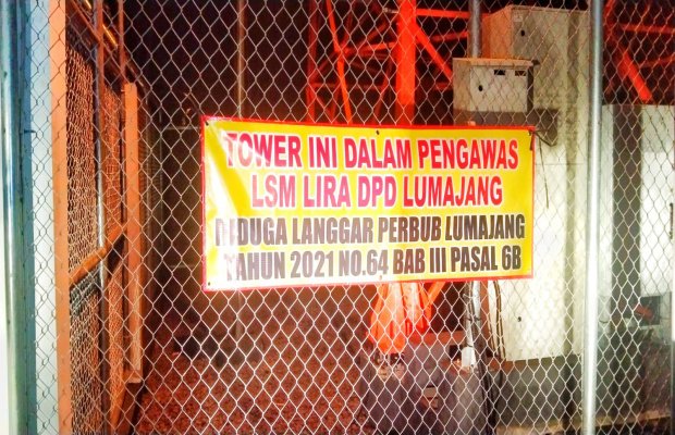 Foto : LSM Lira DPD Kabupaten Lumajang, bentangkan banner 'warning'