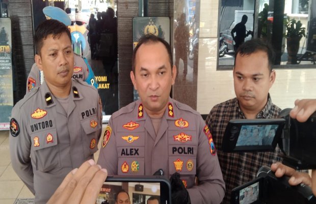 Foto: Kapolres Lumajang AKBP Alex Sandi Siregar, saat diwawancarai media
