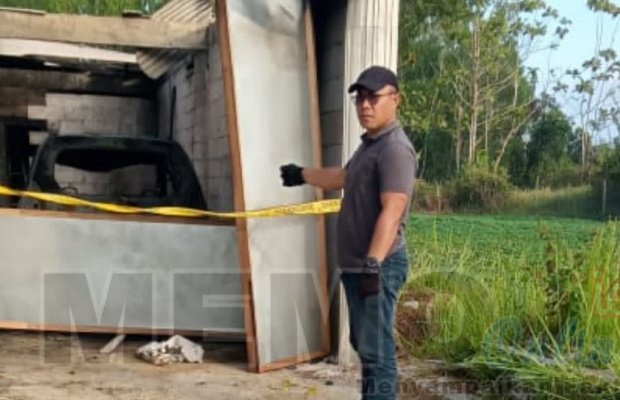 Foto: Bangkai mobil yang dibakar OTK dipasang Police line