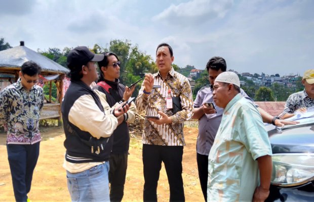 Foto: DPMPTSP Kota Batu saat sidak lokasi tebing di Desa Tlekung yang diduga dikeruk.