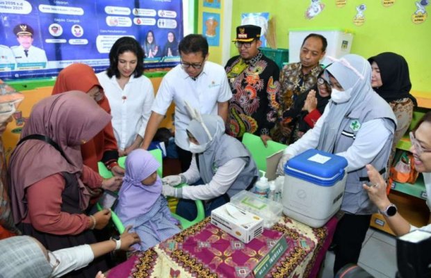 Foto: Menkes Budi Gunadi saat Tinjau Vaksinasi Campak di Sumenep 