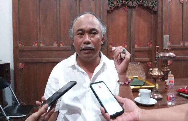 Foto: Kades Tulungrejo, Suliono saat diwawancarai awak media di Kantor Desa Tulungrejo.