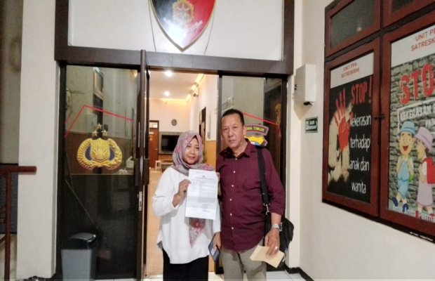 Foto: Kuasa hukum bersama ibu korban usai melaporkan kasus penganiayaan.