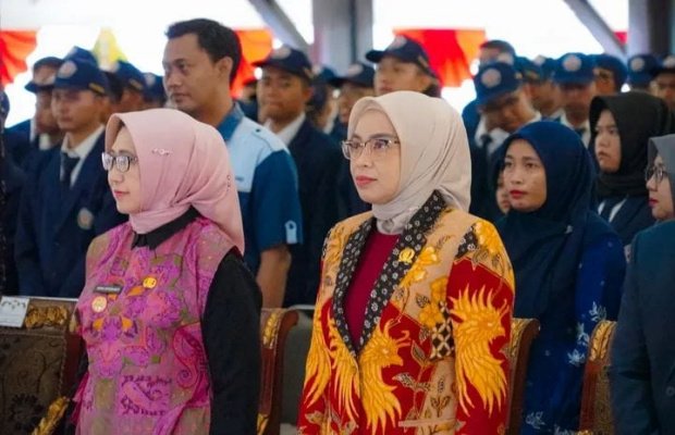 Foto: Bupati Lumajang Indah Amperawati/Bunda Indah (mengenakan batik dengan lengan berwarna hitam) dan Wakil DPRD Lumajang (mengenakan batik warna kuning bercorak warna merah)