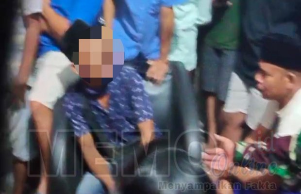Foto : Pelaku saat diinterogasi oleh warga