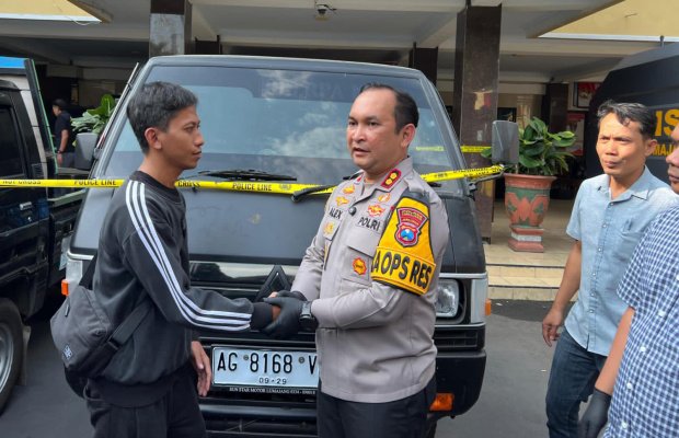 Foto: Kapolres Lumajang menyerahkan kendaraan ke pemilik