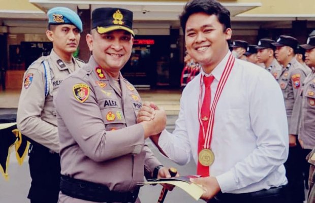 Foto : Kapolres Lumajang berikan tanda penghargaan