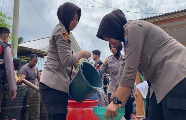 Foto: Pendistribusian air bersih Polwan Polres Lumajang, ke wilayah terdampak kekeringan