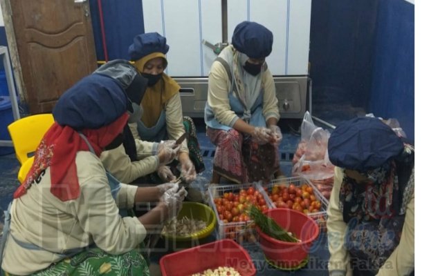 Foto : Para pekerja di Yayasan Al Hasani di Dusun Tlambeh kecamatan Karang Penang