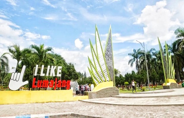 Foto: Alun-alun Lumajang, dari sisi sebelah timur