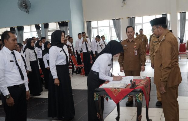 Foto: Pegawai PPPK saat Menandatangani kontrak kerja dihadapan Bupati Sumenep 