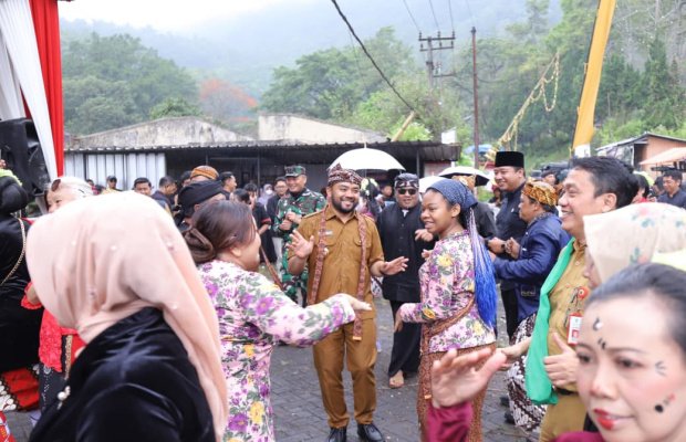 Foto: Lurah Songgokerto, Arsyam Dhian Ramadhan di tengah peserta Kirap Tumpeng dan Budaya