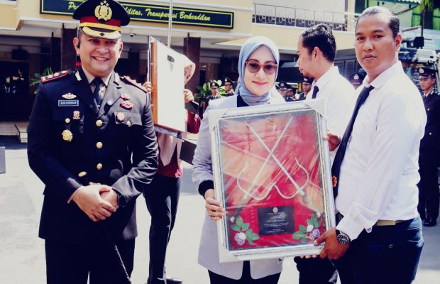 Foto: Pemberian tanda penghargaan di halaman Mapolres Lumajang.