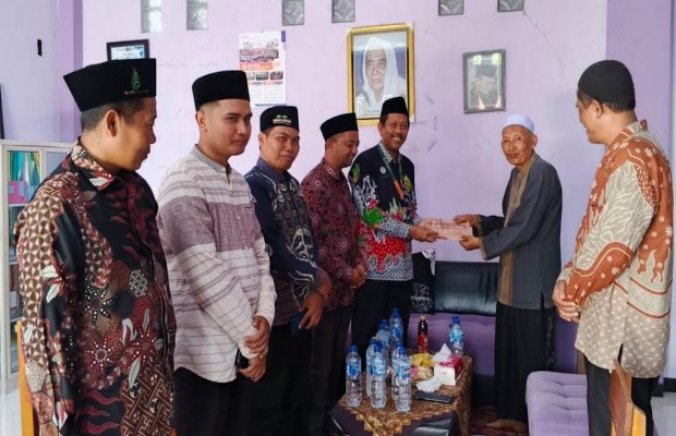 Foto: Penyerahan bantuan Kemenag Lumajang ke Ponpes Khomsaninur