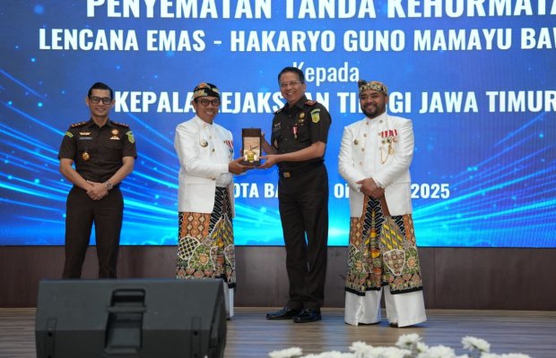 Foto: Kajati Jatim didampingi Kajari Batu saat memberikan penghargaan kepada Wali Kota Batu
