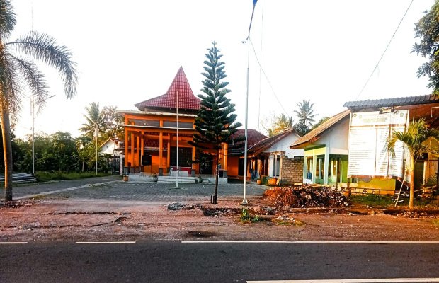 Foto: Kantor Desa Sentul - Lumajang dari depan. Tak nampak lagi pagar (dibongkar)