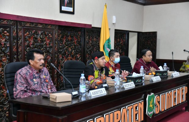 Foto: Bupati Sumenep Achmad Fauzi Wongsojudo saat memimpin rapat 