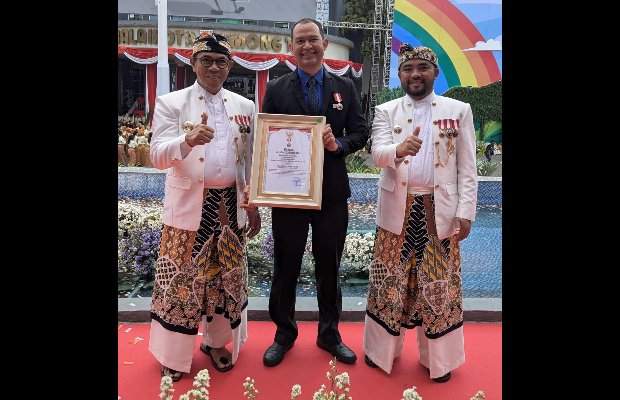 Foto: Didik Rocky saat mendapatkan penghargaan dari Wali Kota Batu