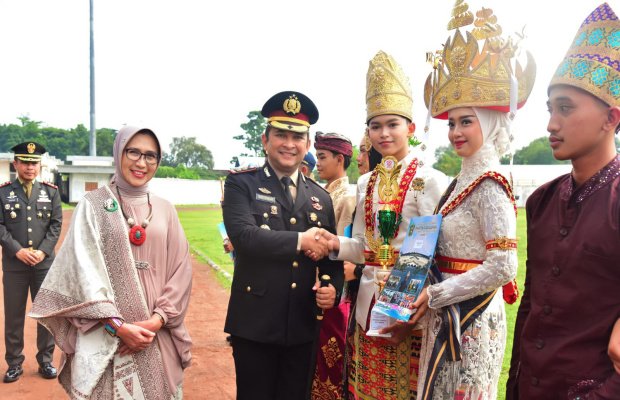 Foto: Kapolsek Lumajang AKBP Alex Sandy Siregar, memberikan apresiasi.