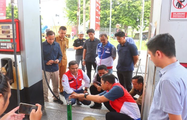 Foto: Petugas Gabungan Satreskrim Polres Probolinggo Kota, Dinas  Koperasi UKM dan Perdagangan serta Pertamina Malang Melakukan Pengecekan