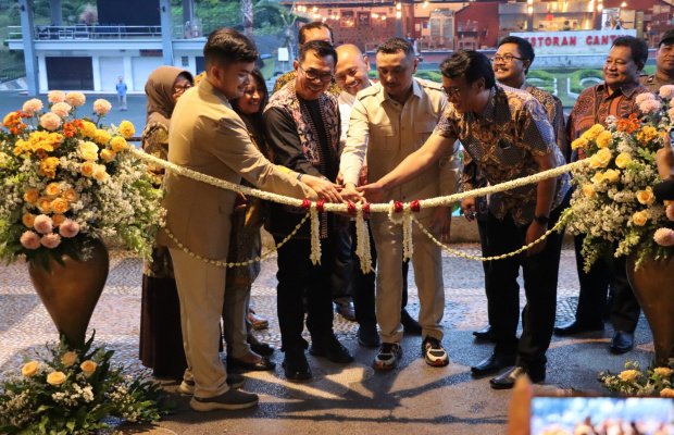 Foto: Peresmian Living Museum ditandai dengan motongan pita