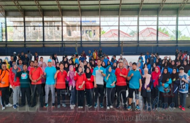 Foto : Plt Kepala Dinas Kesehatan dan KB kabupaten Sampang saat foto bersama dengan tenaga kesehatan di GOR Indor Sampang