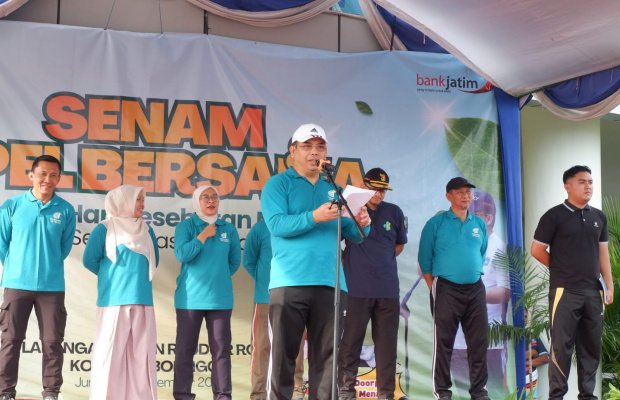 Foto: dr. Intan Sudarmadi Kepala Dinkes dan PPKB Bersama dr Aminuddin Wali Kota Probolinggo Dalam Acara HKN Ke- 62 di Lapangan RSUD Ar Rozy
