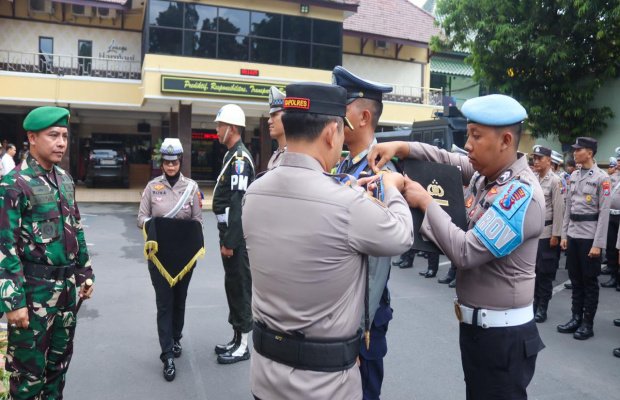 Foto : Penyematan tanda kegiatan Operasi Zebra Semeru 2025 dilaksanakan.