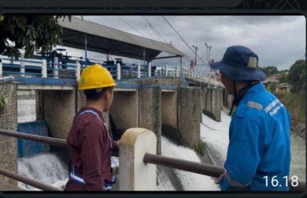 Foto: Petugas PDAM sedang cek bendungan Katulampa