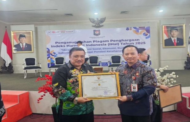 Foto: Kepala Bakesbangpol Sumenep Drs. Achmad Dzulkarnain MH dan Kepala Bappeda Dr. Arif Firmanto Usai Menerima Penghargaan dari Kemendagri 