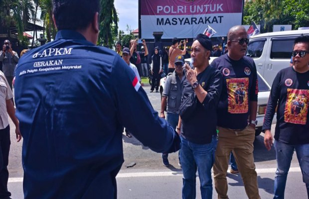 Foto: Pendemo  Saat Blokade Jalur Jalan Surabaya-Banyuwangi 