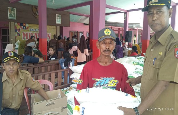 Foto: Kades Salim saat penyerahan bansos ke warga Mrawan.