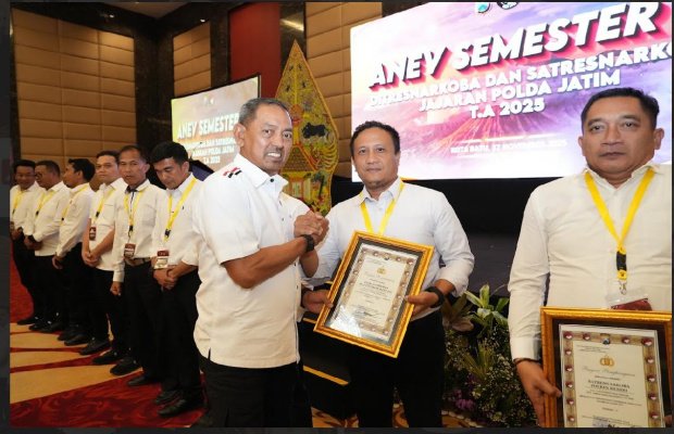 Foto: Iptu Nurmansyah Kasat Reskoba Polres Probolinggo Saat Menerima Penghargaan