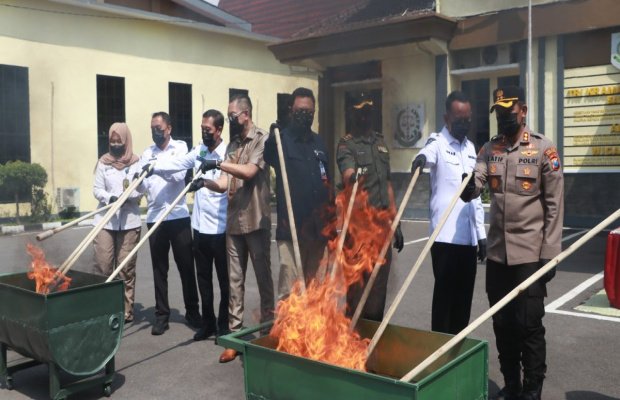 Foto: Mohammad Anggidigdo Kajari Kabupaten Probolinggo Didampingi Forkopimda Kabupaten Probolinggo Saat Memusnakan Barang Bukti