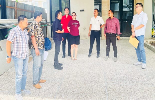 Foto: Hasran (mengenakan baju warna khas // hitam) 'Mediasi di Lokasi Proyek: Para Pihak Bertemu Langsung Didampingi Kuasa Hukum'