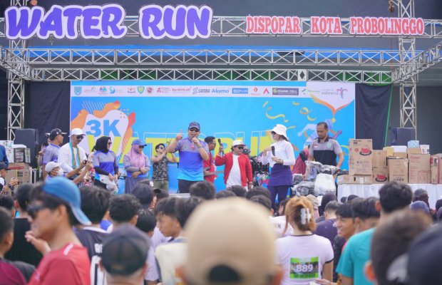 Foto: dr. Aminuddin Wali Kota Probolinggo Melepas Langsung Water Run 2025