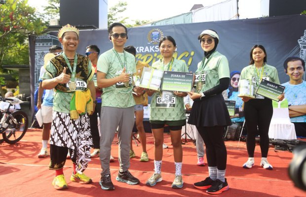 Foto: Oka Mahendra Jati Kusuma (pakai kacamata) Ketua DPRD Kabupaten Probolinggo Menyerahkan Hadiah Pemenang Kraksaan Aspirasi Run