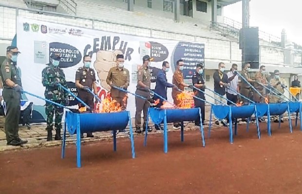 Foto: Pemusnahan barang bukti rokok ilegal