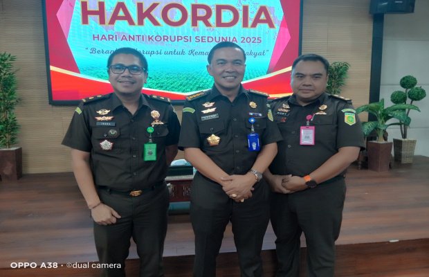 Foto: (Dari kiri) Kasi Intel, Plt. Kajari dan Kasi Pidsus Kejari Sumenep 