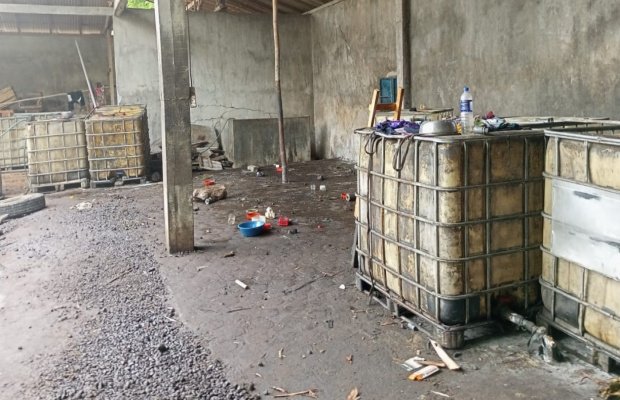 Foto : Lokasi gudang yang dilakukan pengecekan. Sejumlah tandon berdebu, nampak lama tak dipergunakan